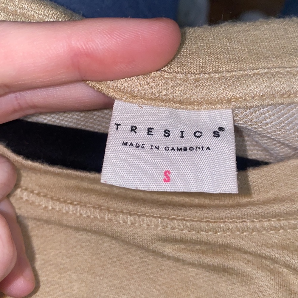 🎱Adorable Tan Comfy Unique top! - Picture 8 of 8